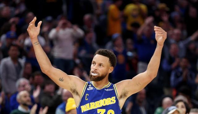 开云体育-34岁库里升级！重回180俱乐部 比全票MVP赛季更狠