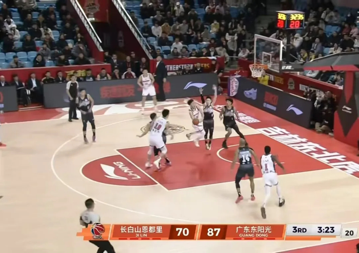 开云体育官网-广东双子星觉醒！徐杰胡明轩联手爆发，华南虎啃下东北虎未来可期|广东队|广东男篮|篮板|吉林男篮|三分球_新浪新闻