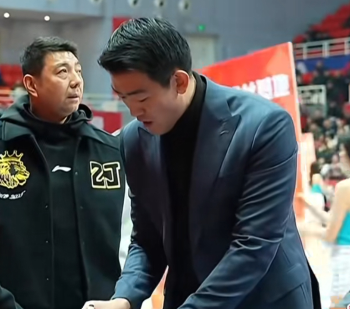 广厦胜青岛采访！王博解析第三节崩盘，刘维伟亲承全队疲惫致下滑|浙江广厦|青岛市|末节|北控|复出_新浪新闻